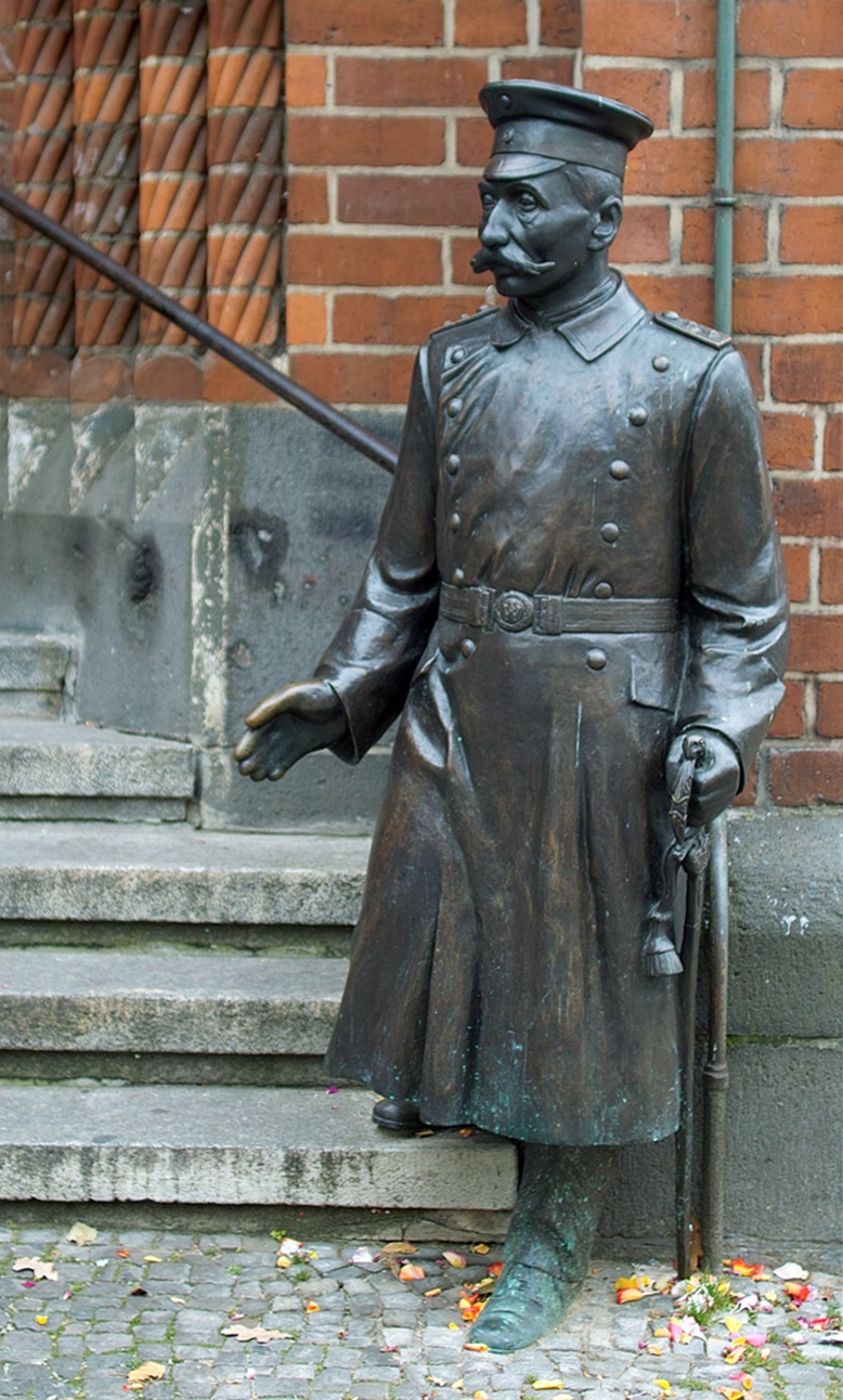 Hauptmann_von_Koepenick_-_Bronzestatue